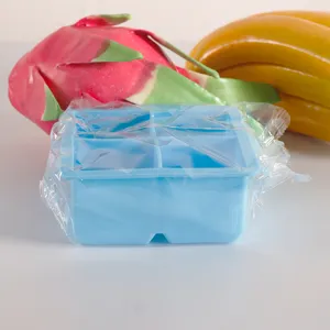 Molde de silicona azul para 4 cubitos de hielo en empaque con frutas de fondo