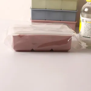 Primer plano de un gran molde de silicona rosa para cubitos de hielo de 4 rejillas nuevo.