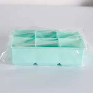 Primer plano de un molde para cubitos de hielo de silicona verde menta de 6 huecos