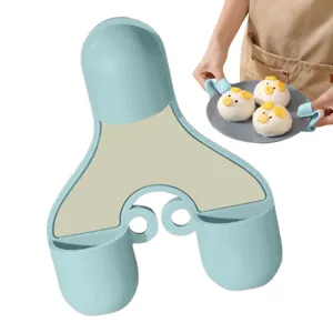 Pince de cuisine en silicone bleu à trois doigts pour manipuler les plats très chauds
