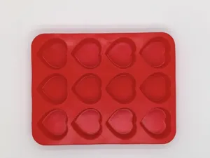 Gedetailleerd overzicht van rode 12-vaks hartvormige siliconen bakvorm voor DIY taarten