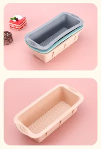 Moules à cake en silicone multicolores pour la cuisson du pain.
