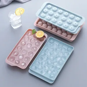 Detailansicht der blauen und rosa Eiswürfelformen mit runden und Diamanteiswürfeln