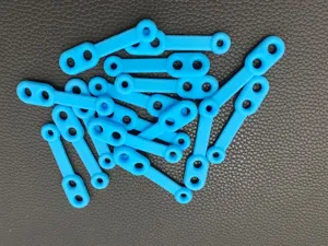 Close-up van blauwe siliconen winddichte haken voor kledinghangers op textuurgrond