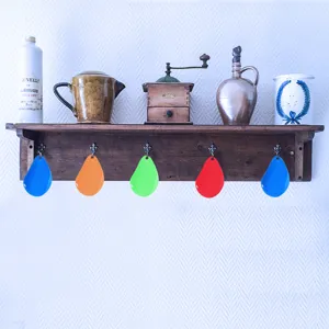 Lot de 5 pocheuses à œufs en silicone de qualité alimentaire sur un support en bois