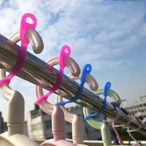 Gekleurde antislip siliconen winddichte haken voor kledinghangers aan de stang.