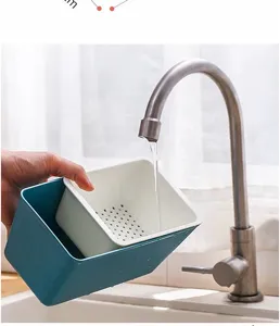 Detail der doppelschichtigen Kunststoff-Snackschale mit Sieb unter Wasserhahn.