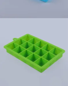 Détail de moule à glaçons en silicone 15 grilles vert, bac à glaçons domestique DIY souple.