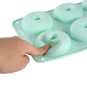 Molde flexible de silicona para 6 donuts en verde menta para repostería casera fácil