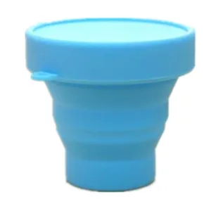 Gobelet pliable en silicone bleu avec couvercle pour voyages et activités de plein air.