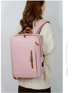 Achteraanzicht van een minimalistische roze laptoprugzak gedragen door een model