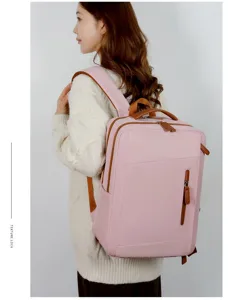 Minimalistische roze laptoptas gedragen door model voor reizen