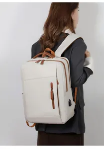 Vrouw met een gebroken witte uitbreidbare zakelijke laptoptas met bruine details