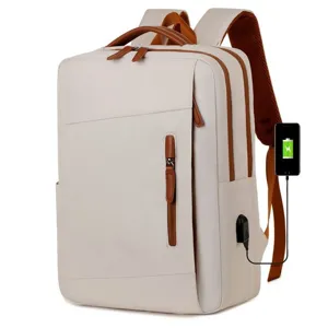 Elegante minimalistische crème zakelijke laptoprugzak met geïntegreerde USB-oplaadpoort
