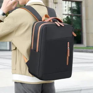 Stijlvolle zwarte uitbreidbare zakelijke laptoptas gedragen door model in de stad