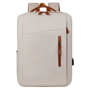 Minimalistische beige laptoprugzak met bruine lederen accenten voor zakenreizen