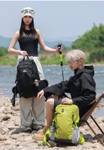 Grandi zaini da trekking per uomo e donna in un ambiente naturale lungo il fiume