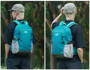 Zaino da trekking leggero color verde acqua con spallacci ergonomici e tasche laterali.