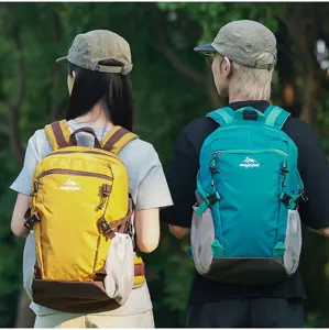 Scatto di due escursionisti con zaini da trekking leggeri e colorati all'aperto