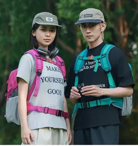 Modelli maschili e femminili che indossano zaini da trekking leggeri nella foresta