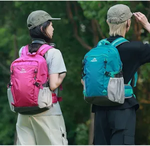 Zaini professionali da trekking per uomo e donna mostrati in un ambiente naturale