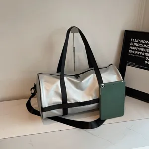 Borsa da palestra argento spaziosa con cinghie nere e tablet verde per scala dimensionale
