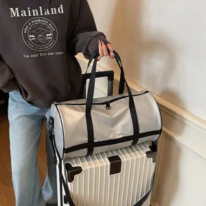 Borsa da viaggio argento impermeabile e resistente su valigia bianca per lo sport