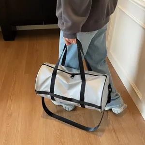 Moderna borsa sportiva argento con cinghie nere portata da una persona per sport e viaggi
