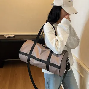 Primo piano che mostra dimensioni e stile della borsa da viaggio cilindrica portata a spalla