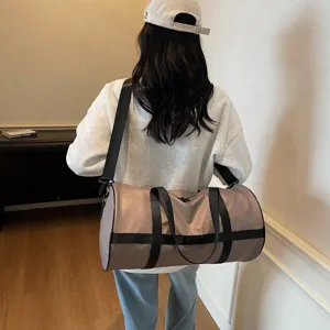 Vista posteriore di un modello con una grande borsa da palestra color talpa per il fitness