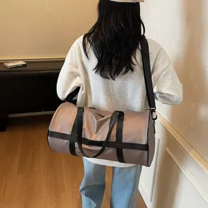 Vista posteriore di un modello che porta un borsone sportivo kaki per i viaggi