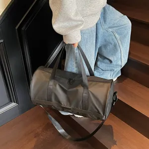 Grande borsa sportiva nera per palestra e viaggi mostrata in un ambiente di scale