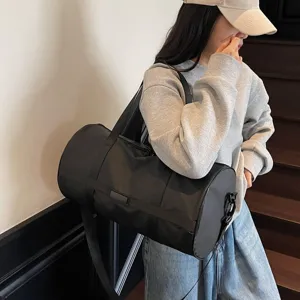 Vista dettagliata di una grande borsa da palestra nera portata da un modello sulle scale