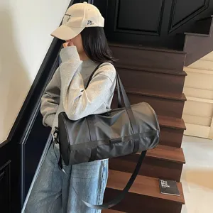 Un'elegante borsa da palestra nera di grande capacità per i viaggi con modella