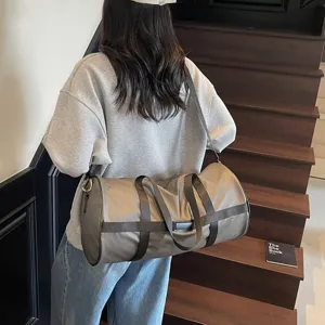 Vista posteriore di un modello che indossa una grande borsa sportiva in nylon kaki