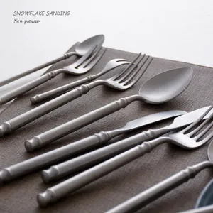 Retro roestvrijstalen bestekset met matte snowflake sanding afwerking voor steak