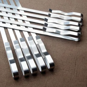 Vue détaillée de brochettes de barbecue plates en inox de 42 cm avec poignées ondulées