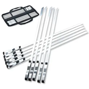 Vue détaillée d'un ensemble de brochettes de barbecue plates en inox de 42 cm avec sac