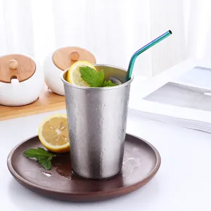 Vaso de acero inoxidable con pajita colorida, foto de estilo de vida para bebidas.