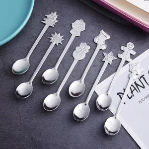 Detailopname van creatieve roestvrijstalen koffie- en dessertlepels met kerstthema