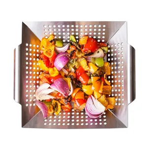 Vista superior de una cesta de parrilla cuadrada de acero inox con verduras a la brasa