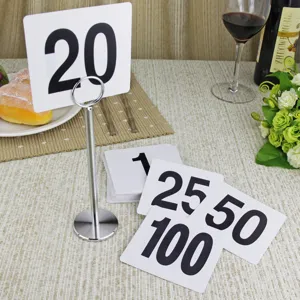 Set aus Kunststoff-Tischnummern 1-100 für Restaurants mit elegantem Metallständer