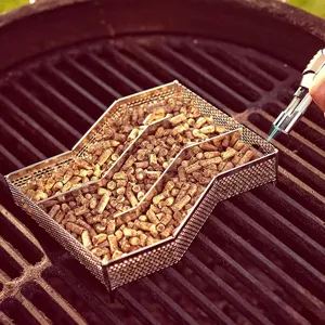 Vista macro detallada de pellets de madera de 8 mm en una caja de ahumado en parrilla