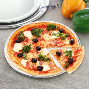 Hochwertiges rundes Pizza-Backblech aus Aluminium mit einer frischen Pizza darauf.