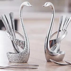 Vue détaillée de porte-couverts créatifs en forme de cygne argenté avec fourchettes