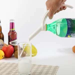 Asa ergonómica blanca para botellas que sirve refresco en un vaso durante una fiesta