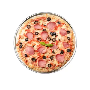 Draufsicht auf eine italienische Pizzapfanne mit gebackener Schinken- und Olivenpizza.