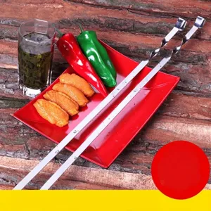 Detailansicht von zehn langlebigen Edelstahl-Flachgrillspießen mit gedrehten Griffen