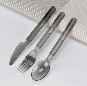 Detailansicht eines grau-transparenten Einwegbesteck-Sets aus Kunststoff mit Messer Gabel Löffel
