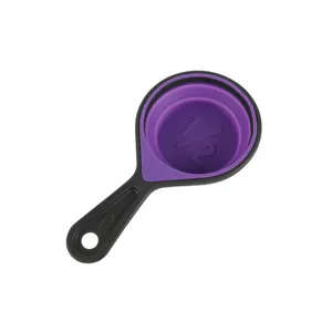 Gros plan d'une tasse à mesurer en silicone pliable violette pour la cuisine